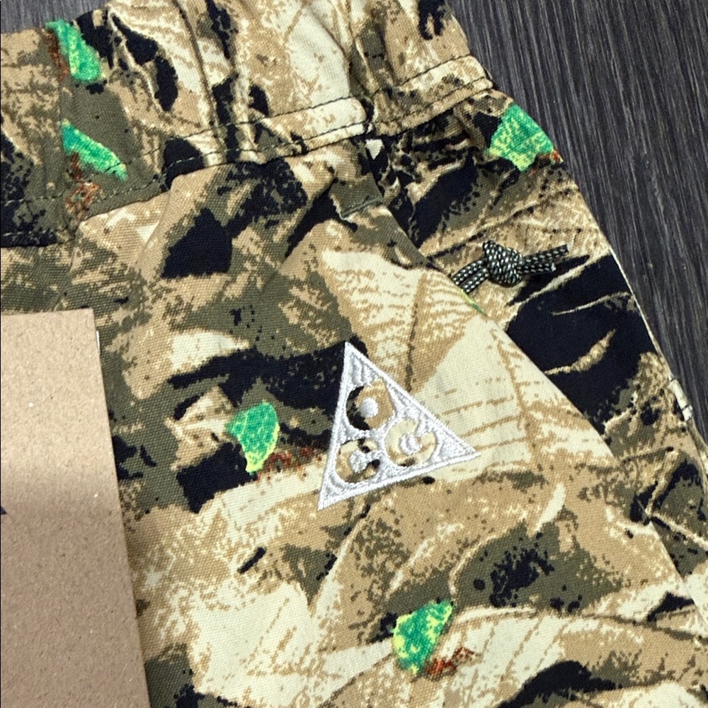 Nike ACG Men's Camouflage Cargo Pants - Picture 2 of 12